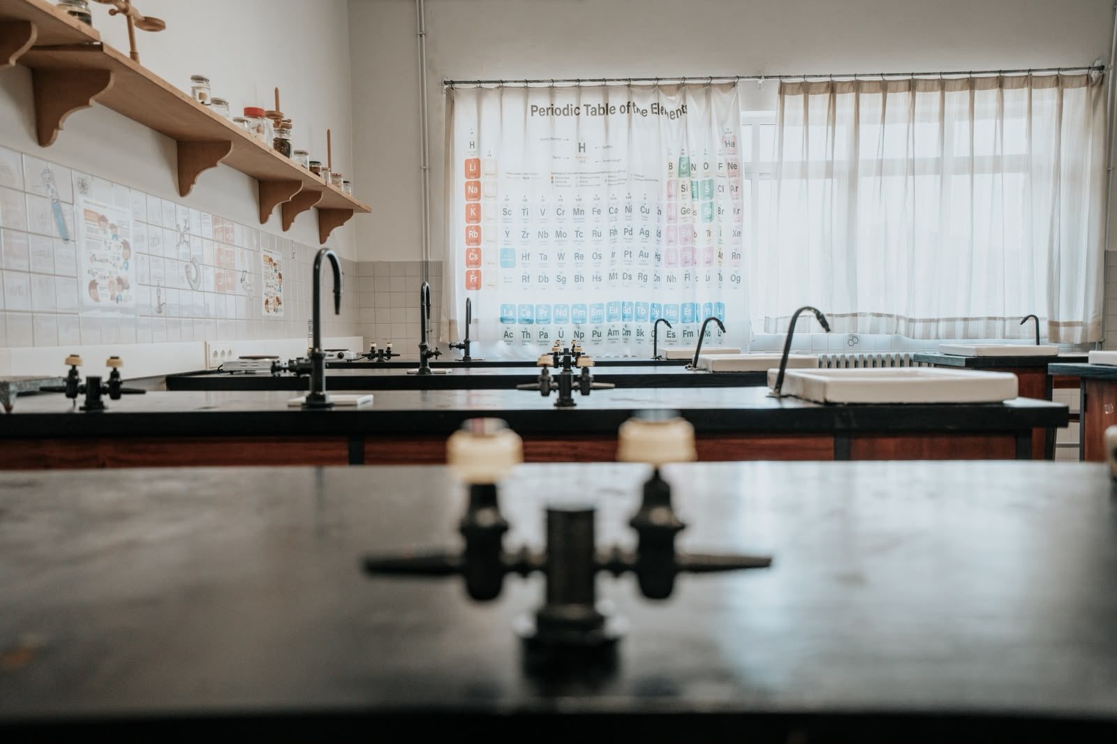 Antiguo laboratorio de ciencias del colegio, con la tabla periódica en la cortina