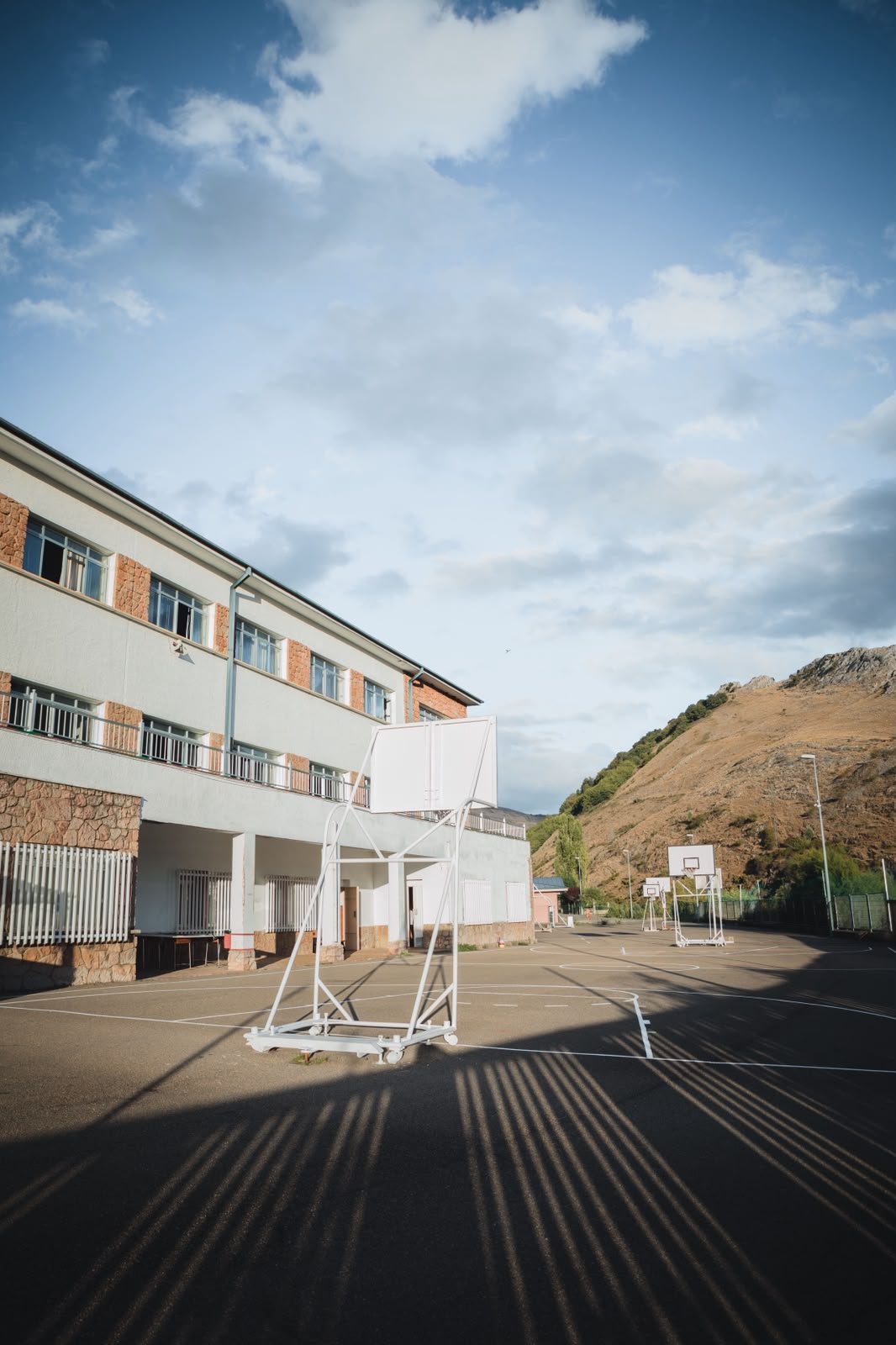 Pistas de baloncesto al aire libre junto al edificio de La Galería